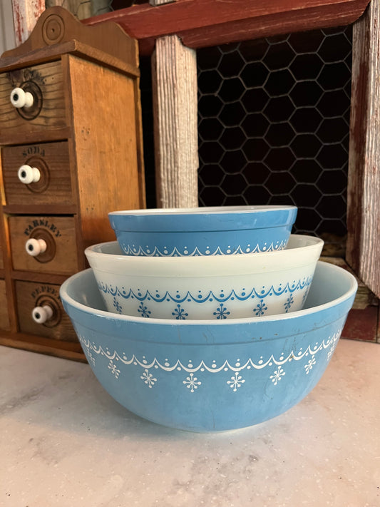 Vintage Pyrex Blue Garland Snowflake Mixing Bowls, Set of 3