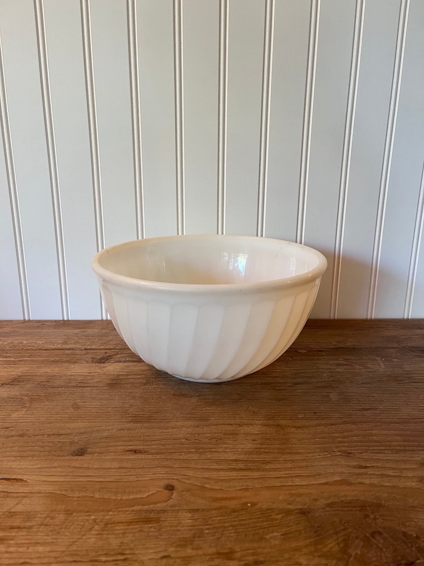 Vintage Anchor Hocking Fire King 9 White Milk Glass Swirl Bowl